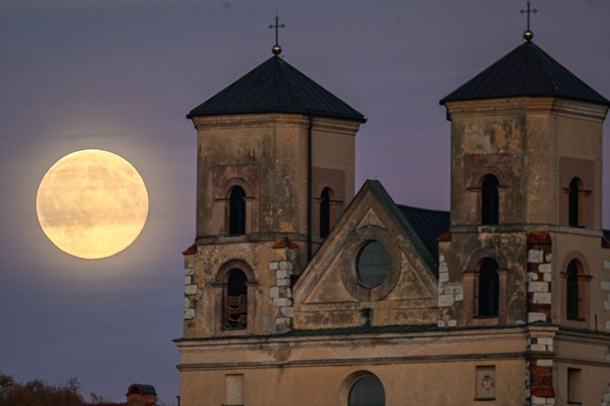 Bu Geceki Kunduz Süper Ay: Yılın En Parlak Dolunayı Gökyüzünde! 4 Bu Geceki Kunduz Süper Ay: Yılın En Parlak Dolunayı Gökyüzünde!