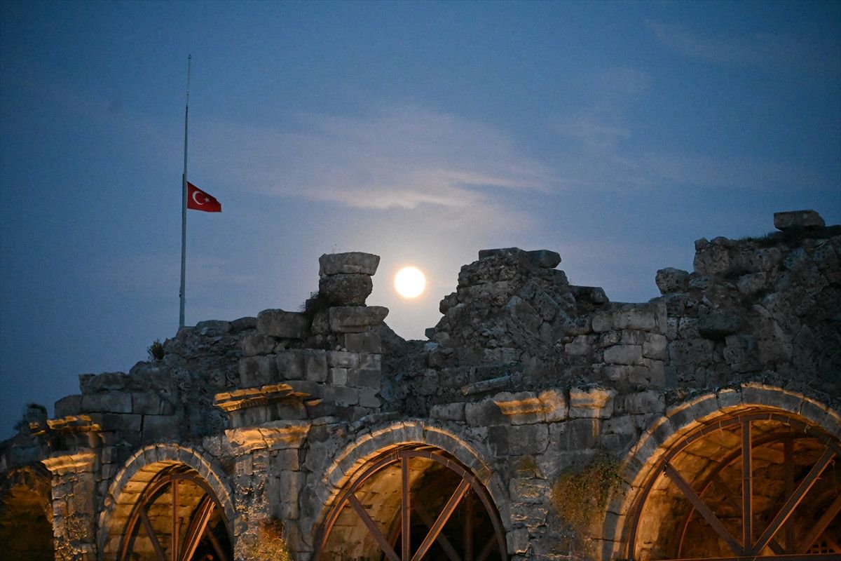 Bu Geceki Kunduz Süper Ay: Yılın En Parlak Dolunayı Gökyüzünde! 5 Bu Geceki Kunduz Süper Ay: Yılın En Parlak Dolunayı Gökyüzünde!
