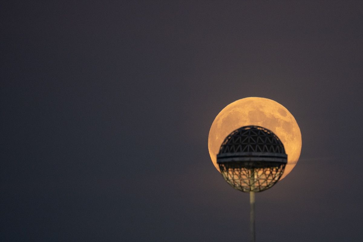 Bu Geceki Kunduz Süper Ay: Yılın En Parlak Dolunayı Gökyüzünde! 8 Bu Geceki Kunduz Süper Ay: Yılın En Parlak Dolunayı Gökyüzünde!