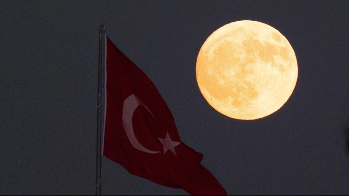 Bu Geceki Kunduz Süper Ay: Yılın En Parlak Dolunayı Gökyüzünde!