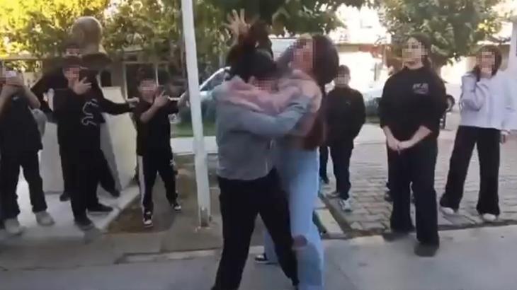 Buca’da ortaokullu kızlar saç saça kavga etti! Arkadaşları ayırmak yerine video çekti