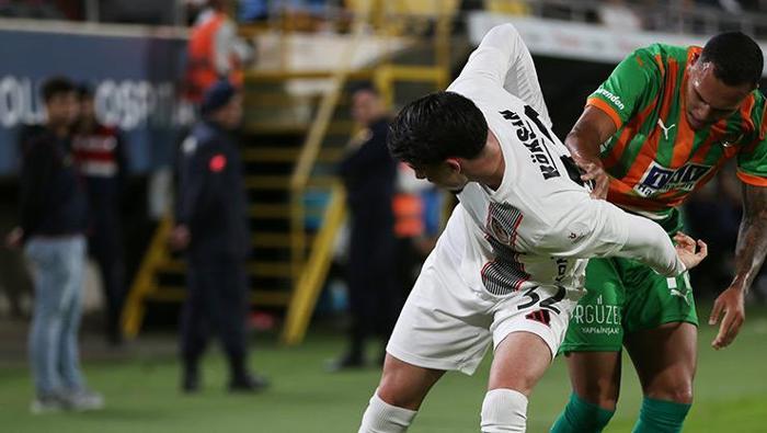 Burak Yılmaz'ın Taç Şaşkınlığı: Gündemi Sallayan An! 1 Burak Yılmaz'ın Taç Şaşkınlığı: Gündemi Sallayan An!