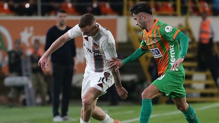 Burak Yılmaz'ın Taç Şaşkınlığı: Gündemi Sallayan An! 2 Burak Yılmaz'ın Taç Şaşkınlığı: Gündemi Sallayan An!