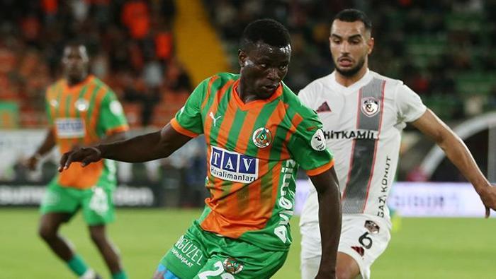 Burak Yılmaz'ın Taç Şaşkınlığı: Gündemi Sallayan An! 3 Burak Yılmaz'ın Taç Şaşkınlığı: Gündemi Sallayan An!