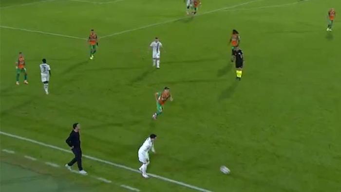 Burak Yılmaz'ın Taç Şaşkınlığı: Gündemi Sallayan An! 4 Burak Yılmaz'ın Taç Şaşkınlığı: Gündemi Sallayan An!