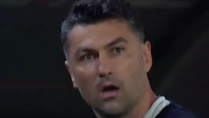 Burak Yılmaz'ın Taç Şaşkınlığı: Gündemi Sallayan An! 5 Burak Yılmaz'ın Taç Şaşkınlığı: Gündemi Sallayan An!