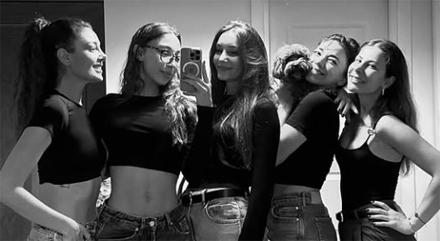 Burcu Binici’den 'yogalı' pozlar: Doğallığı ile sosyal medyayı salladı 2 Burcu Binici’den 'yogalı' pozlar: Doğallığı ile sosyal medyayı salladı