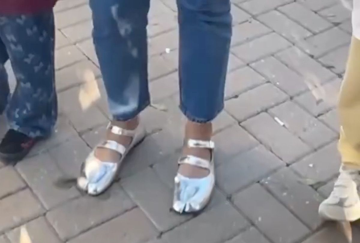 Buse Varol'un Sıradışı Ayakkabıları: Sosyal Medyanın Yeni Fenomeni!