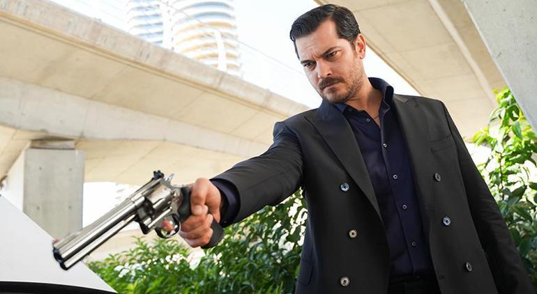 Çağatay Ulusoy'un kardeşinden set ziyareti! Ünlü isme benzerliği dikkat çekti