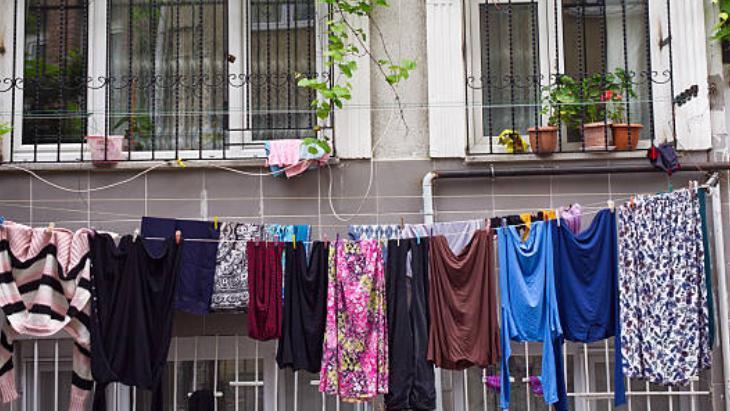 Çamaşırı balkonda kurutuyorsanız dikkat! Uykusuzluğun nedeni olabilir: Tül kullanın