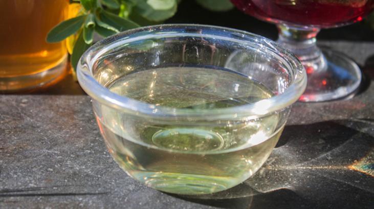 Çamaşırları beyazlatmıyor, yıpratıyor! Herkesin yaptığı hata, sirkeyi böyle kullanın