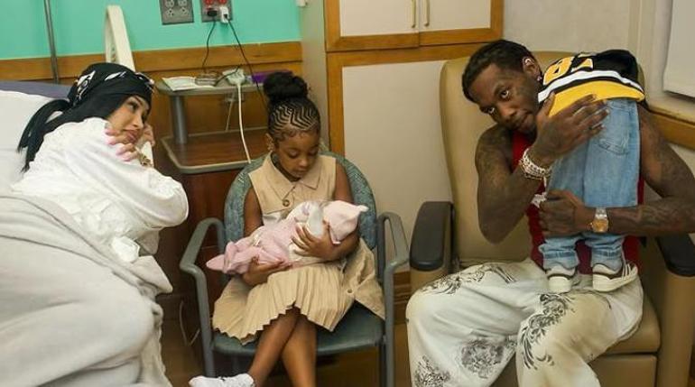 Cardi B anne oldu! Grammy’li yıldız dördüncü bebeğini kucağına aldı