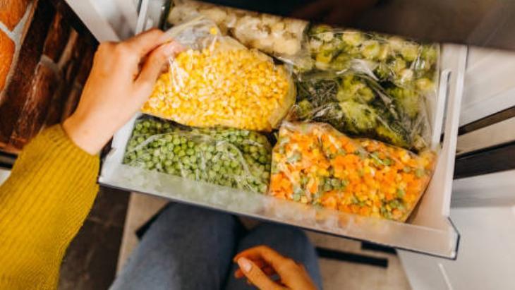 Çatal takıp sıyırın! Mısırı haşlayıp dondurucuya koyunca 12 ay dayanıyor: Hava kalmasın 2 Çatal takıp sıyırın! Mısırı haşlayıp dondurucuya koyunca 12 ay dayanıyor: Hava kalmasın