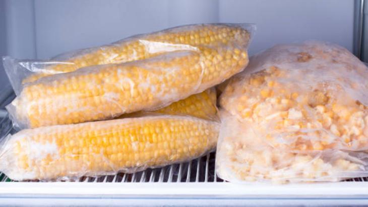 Çatal takıp sıyırın! Mısırı haşlayıp dondurucuya koyunca 12 ay dayanıyor: Hava kalmasın 5 Çatal takıp sıyırın! Mısırı haşlayıp dondurucuya koyunca 12 ay dayanıyor: Hava kalmasın