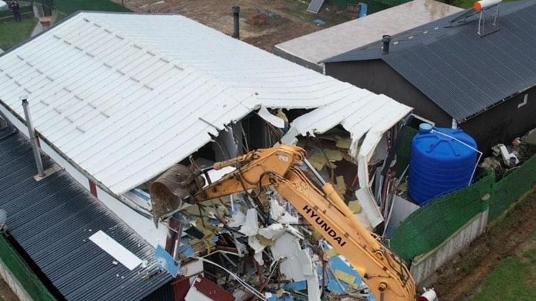 Çatalca’da Sinem Çeşim’in öldürüldüğü villa yıkıldı! Katil 7 aydır firari 1 Çatalca’da Sinem Çeşim’in öldürüldüğü villa yıkıldı! Katil 7 aydır firari