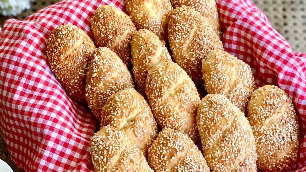 Çayın yanına çok yakışan enfes lezzet: Susamlı simit poğaça tanımı 1 Çayın yanına çok yakışan enfes lezzet: Susamlı simit poğaça tanımı