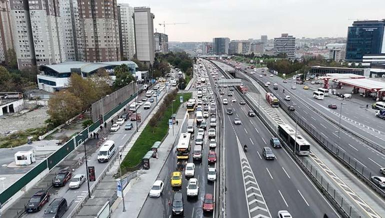 Cevizlibağ’da D-100’de hareket halindeki iş makinesi bir anda alev aldı 1 Cevizlibağ’da D-100’de hareket halindeki iş makinesi bir anda alev aldı