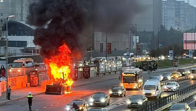 Cevizlibağ’da D-100’de hareket halindeki iş makinesi bir anda alev aldı 2 Cevizlibağ’da D-100’de hareket halindeki iş makinesi bir anda alev aldı