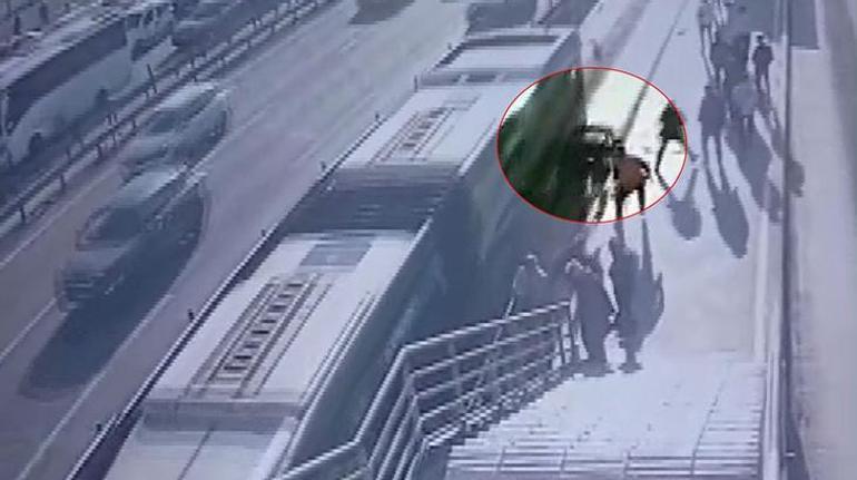 Cevizlibağ'da metrobüsün çarptığı engelli yolcu hayatını kaybetti 1 Cevizlibağ'da metrobüsün çarptığı engelli yolcu hayatını kaybetti