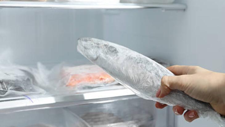 Çiğ balığı böyle saklayın! 6 ay dayanıyor: Koku yaymasın diye 1 tutam serpin
