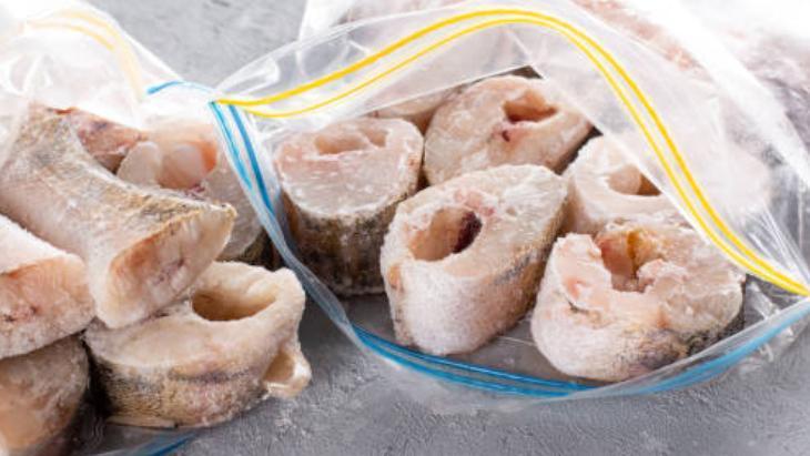 Çiğ balığı böyle saklayın! 6 ay dayanıyor: Koku yaymasın diye 1 tutam serpin