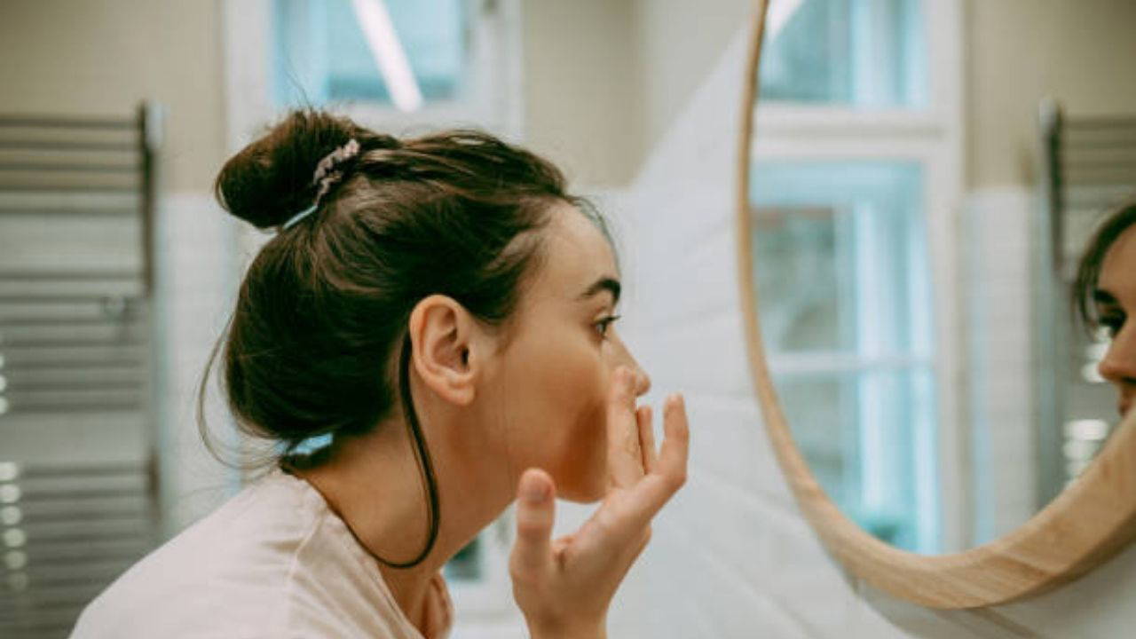 Cilt bariyerini bozuyor, erken yaşlanmaya sebep oluyor: Cilt rutininde sık yapılan 9 yanılgı 1 Cilt bariyerini bozuyor, erken yaşlanmaya sebep oluyor: Cilt rutininde sık yapılan 9 yanılgı