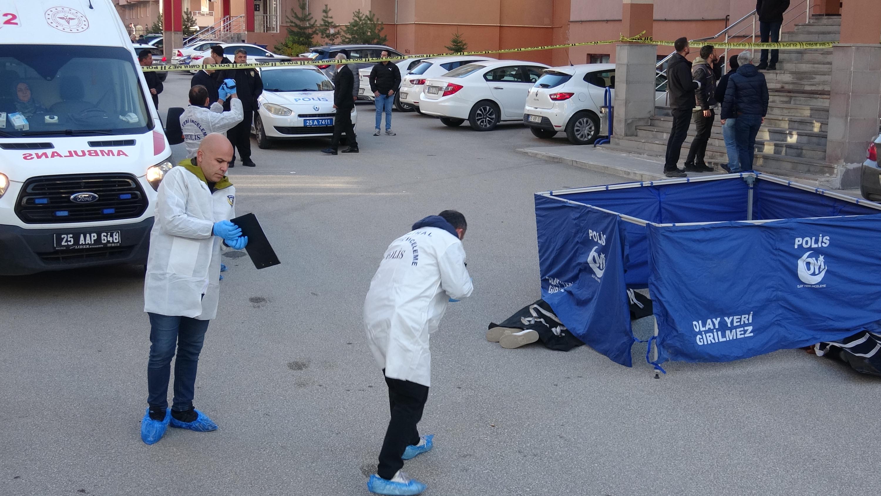 Cinayete Teşebbüs Eden Kadın, Tahliye Sonrası Saldırganı Öldürdü ve İntihar Etti!