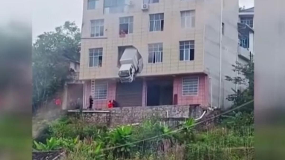Çin’de Kontrolden Çıkan Kamyon, Bina Duvarını Aşarak Büyük Bir Felakete Yol Açtı