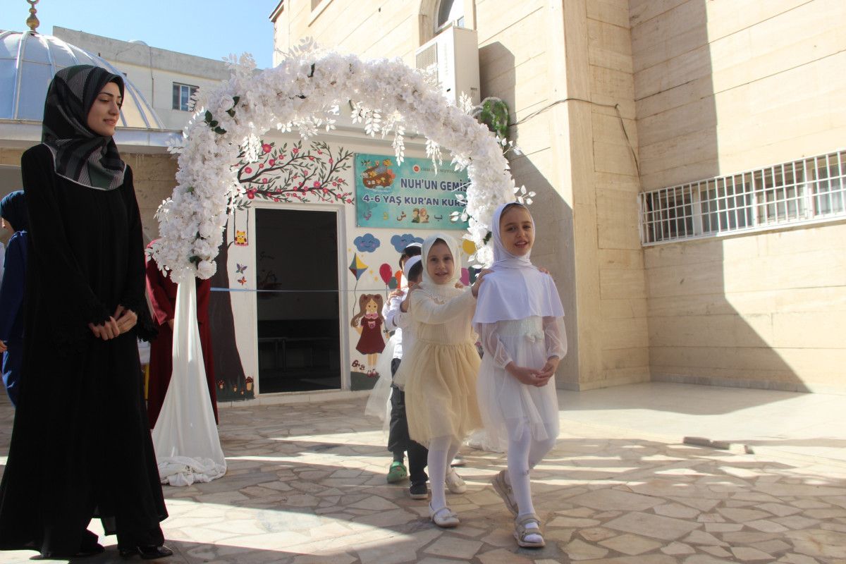Cizre'de Miniklere Özel Anlamlı Bed-i Besmele Töreni Düzenlendi 5 Cizre'de Miniklere Özel Anlamlı Bed-i Besmele Töreni Düzenlendi