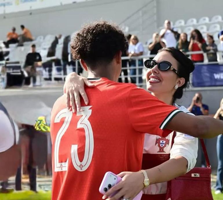 Cristiano Ronaldo'nun oğlu Antalya'ya geldi! Sürpriz bir isim özel jetle eşlik etti: Gurur duyuyorum 2 Cristiano Ronaldo'nun oğlu Antalya'ya geldi! Sürpriz bir isim özel jetle eşlik etti: Gurur duyuyorum