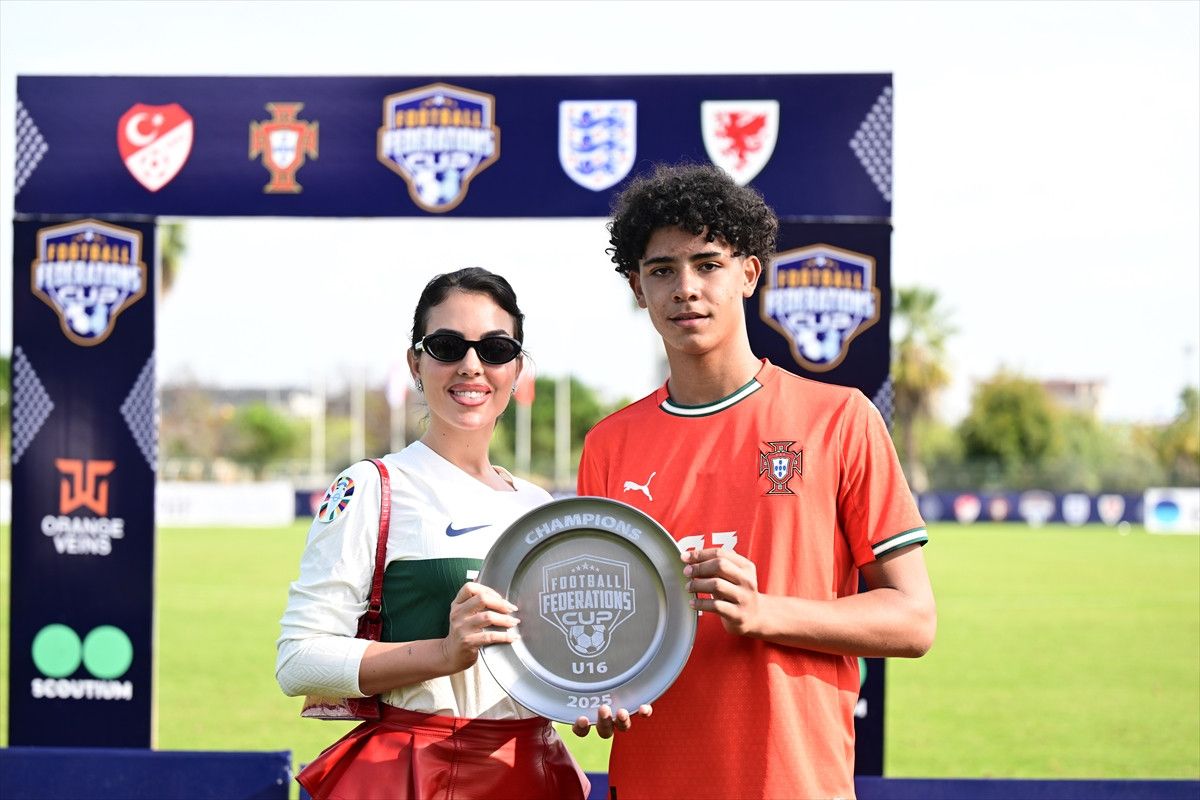 Cristiano Ronaldo'nun Oğlu ile Antalya'da Şampiyonluğa Ulaşan Portekiz! 🚀⚽️ 10 Cristiano Ronaldo'nun Oğlu ile Antalya'da Şampiyonluğa Ulaşan Portekiz! 🚀⚽️