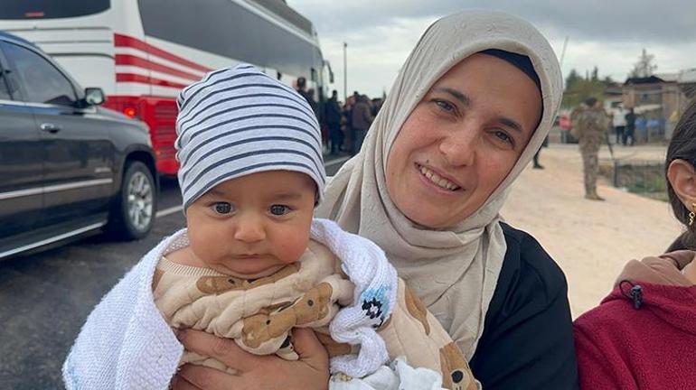 Cumhurbaşkanı Erdoğan konvoyu durdurup 4 aylık bebeği sevdi 1 Cumhurbaşkanı Erdoğan konvoyu durdurup 4 aylık bebeği sevdi