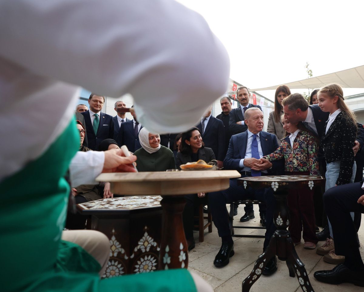 Cumhurbaşkanı Erdoğan Usta Eller Sanatçıları Çarşısı’nı Ziyaret Etti: Sigarayı Bırakmayı Taahhüt Et, Takipteyiz!