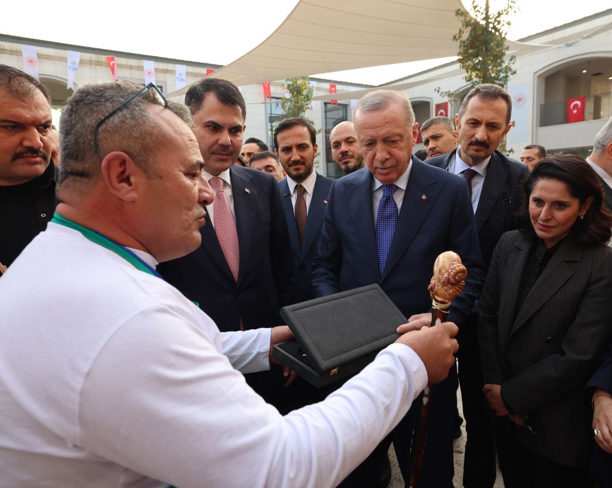 Cumhurbaşkanı Erdoğan Usta Eller Sanatçıları Çarşısı’nı Ziyaret Etti: Sigarayı Bırakmayı Taahhüt Et, Takipteyiz!