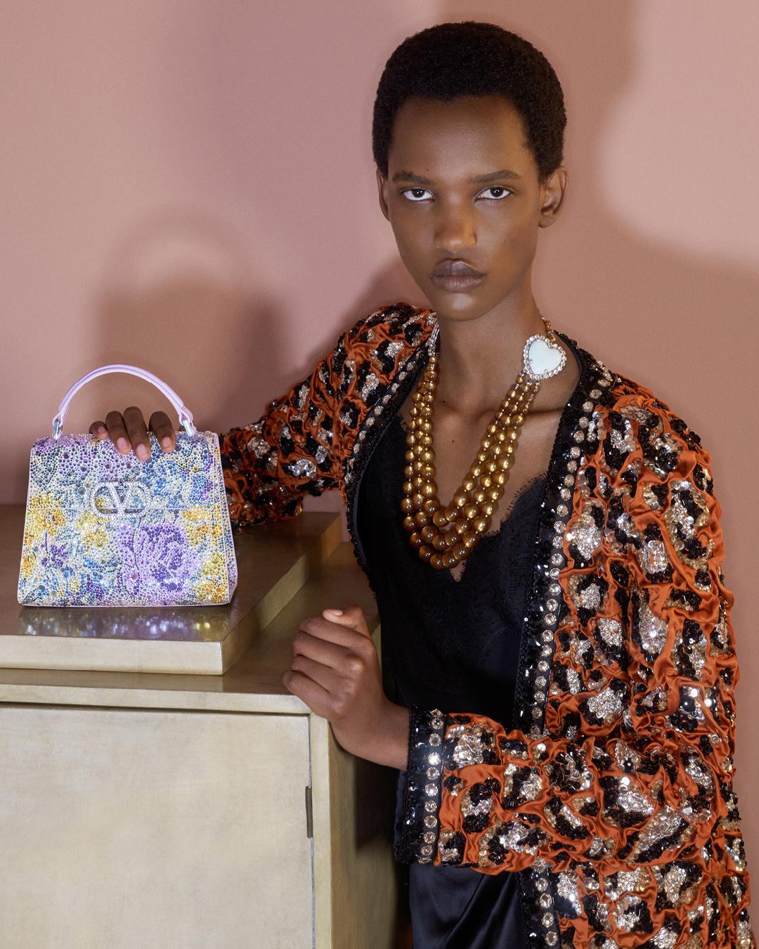 Dakota Johnson, Valentino’nun Yeni Kampanyasında: “Nocturne” ile Başlayan Bir Hikaye 2 Dakota Johnson, Valentino’nun Yeni Kampanyasında: “Nocturne” ile Başlayan Bir Hikaye