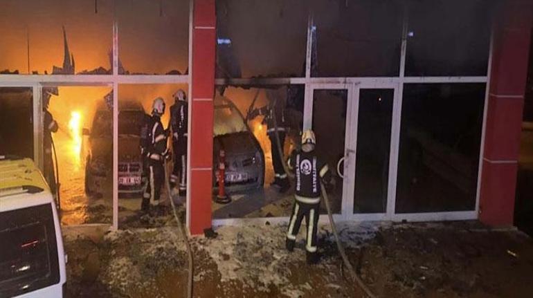 Denizli'de oto galeri kundakladı! 5 araç küle döndü