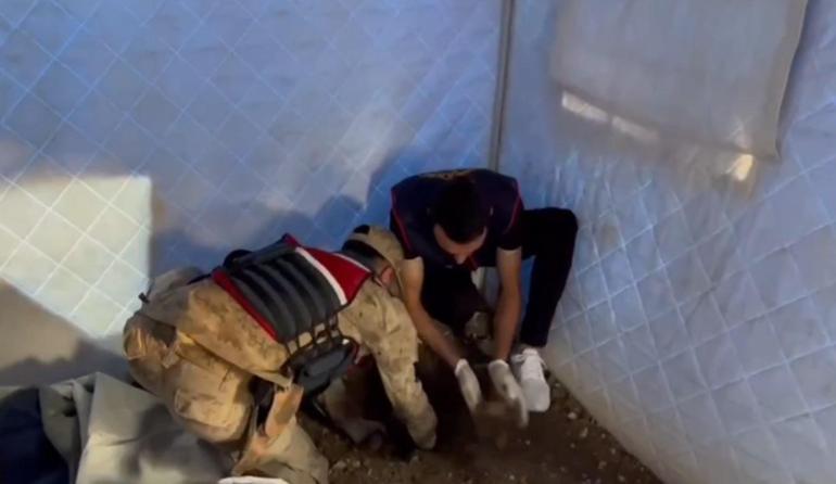 Deprem çadırında akılalmaz olay! 12 kilo uyuşturucuyu toprağa gömmüş 1 Deprem çadırında akılalmaz olay! 12 kilo uyuşturucuyu toprağa gömmüş
