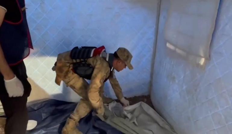 Deprem çadırında akılalmaz olay! 12 kilo uyuşturucuyu toprağa gömmüş 3 Deprem çadırında akılalmaz olay! 12 kilo uyuşturucuyu toprağa gömmüş