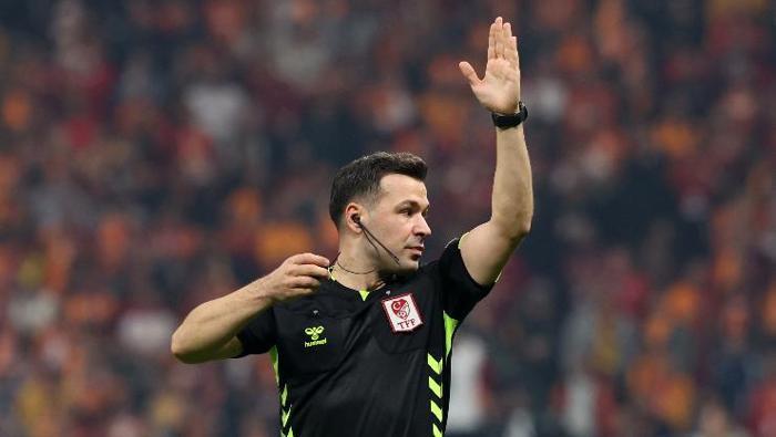 Derbi Dolu Sıcak Bir Geceden Çarpıcı Yorumlar: Galatasaray ve Trabzonspor'da Yıldızların Parladığı An! 13 Derbi Dolu Sıcak Bir Geceden Çarpıcı Yorumlar: Galatasaray ve Trabzonspor'da Yıldızların Parladığı An!