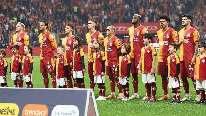 Derbi Dolu Sıcak Bir Geceden Çarpıcı Yorumlar: Galatasaray ve Trabzonspor'da Yıldızların Parladığı An! 10 Derbi Dolu Sıcak Bir Geceden Çarpıcı Yorumlar: Galatasaray ve Trabzonspor'da Yıldızların Parladığı An!
