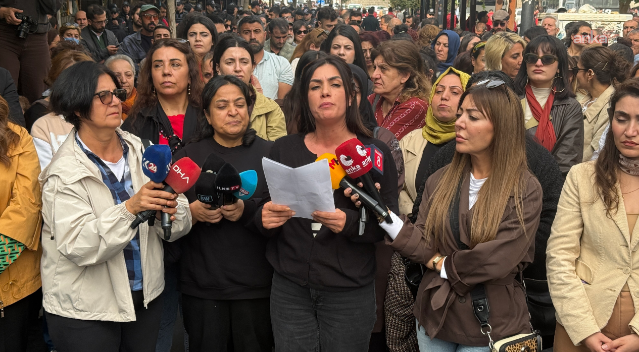 Diyarbakır'da Üç Kadının Yaşadığı Eve Yönelik Saldırıya Karşı Güçlü Bir Protesto! 1 Diyarbakır'da Üç Kadının Yaşadığı Eve Yönelik Saldırıya Karşı Güçlü Bir Protesto!