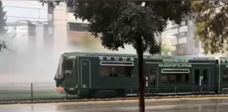 Diyarbakır'da yolcuların olduğu tramvaya yıldırım isabet etti 2 Diyarbakır'da yolcuların olduğu tramvaya yıldırım isabet etti