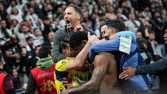 Domenico Tedesco, Beşiktaş-Fenerbahçe Derbisinde Barış Elçisi! Kavga Önlemesi Sırasında Aldığı Cesur Önlemler 6 Domenico Tedesco, Beşiktaş-Fenerbahçe Derbisinde Barış Elçisi! Kavga Önlemesi Sırasında Aldığı Cesur Önlemler
