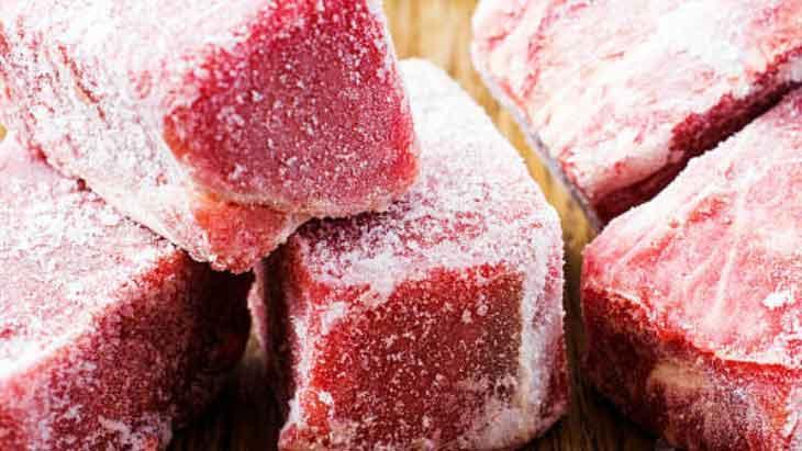 Donmuş eti 5 dakikada çözdürün! 2 tencerenin arasına koyup dökün: Alüminyum hata