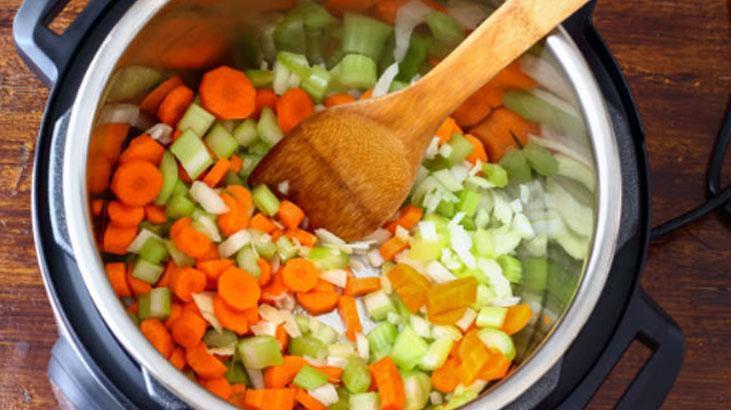 Düdüklü tencere düdüğü nasıl kullanılır? Kapağın yönüne bakın, duyan rahatlıyor