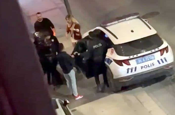 Düğün Salonunda Patlak Veren Kavga Sokakları Alevlendirdi! 1 Düğün Salonunda Patlak Veren Kavga Sokakları Alevlendirdi!