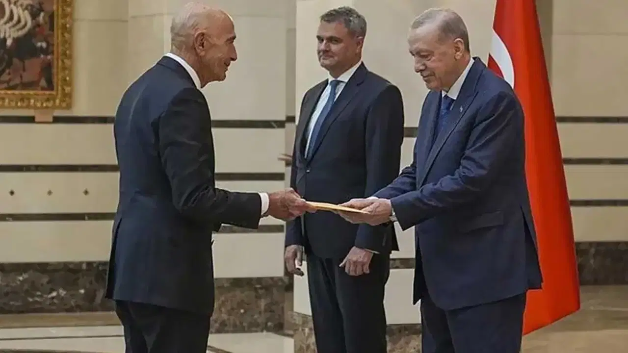 Dünyaca ünlü cinsel tacizciden Büyükelçi Barrack'a skandal bildiri: Kim bu çocuk?