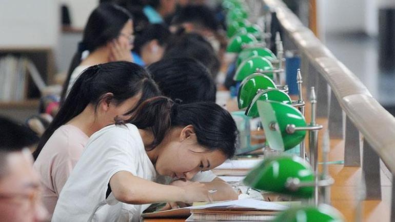 Dünyanın en zor sınavı Çin'de! 10 saatlik 'Gaokao' gençlerin hayatını tüketiyor