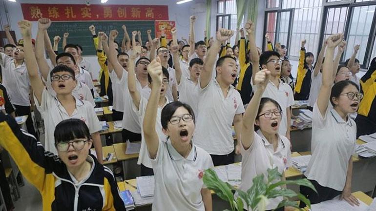 Dünyanın en zor sınavı Çin'de! 10 saatlik 'Gaokao' gençlerin hayatını tüketiyor