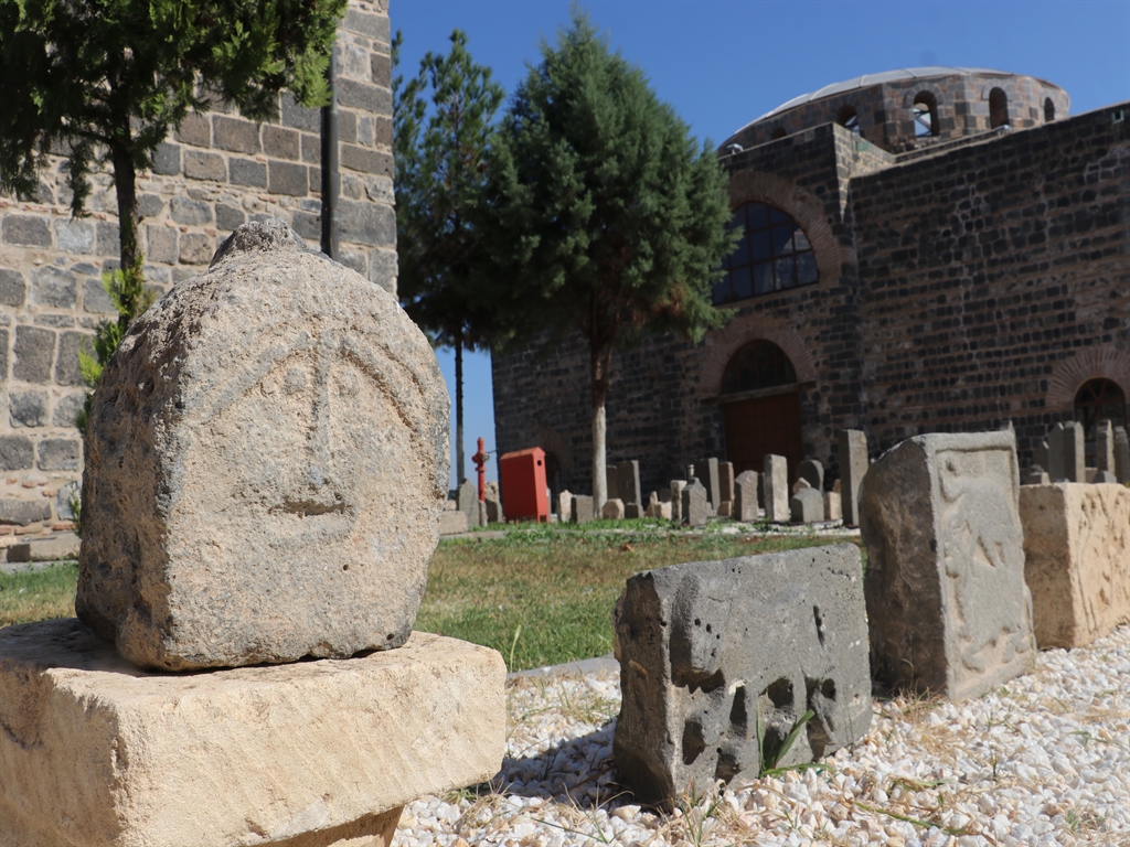 Dünyanın İlk Emojisi: Emojili Asker Mezar Taşı Tarihe Tanıklık Etmeye Başladı